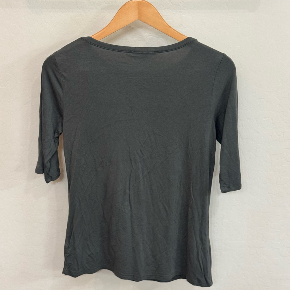 Cable & Gauge Olive green Short Sleeve Tee with gold Button Tab Sleeves - medium - Picture 3 of 4